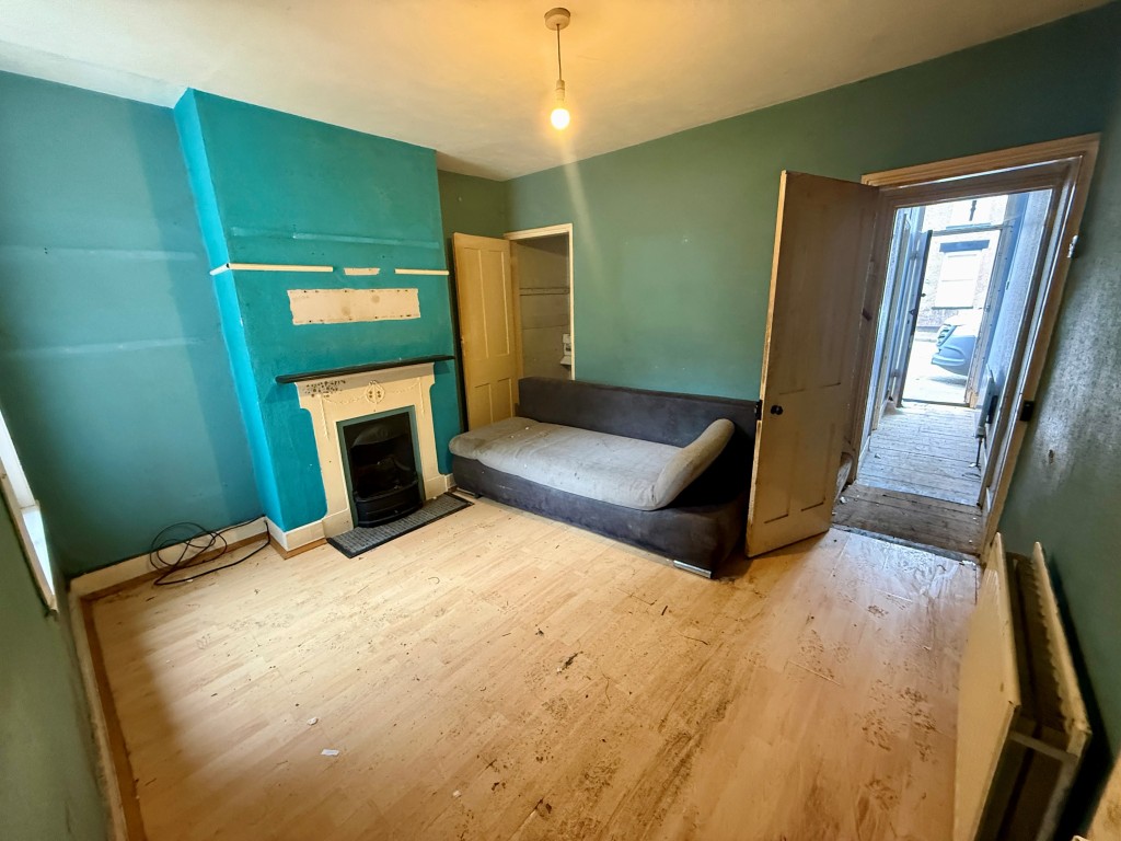Lot: 162 - MID-TERRACE HOUSE FOR IMPROVEMENT - Dining room